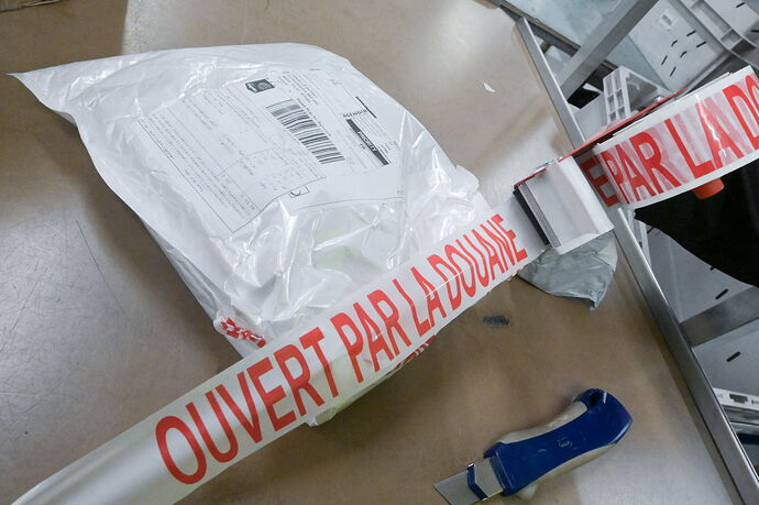il-arrive-que-les-agents-des-douanes-viennent-a-verifier-les-marchandises-qui-arrivent-photo-eric-thiebaut-1709894876