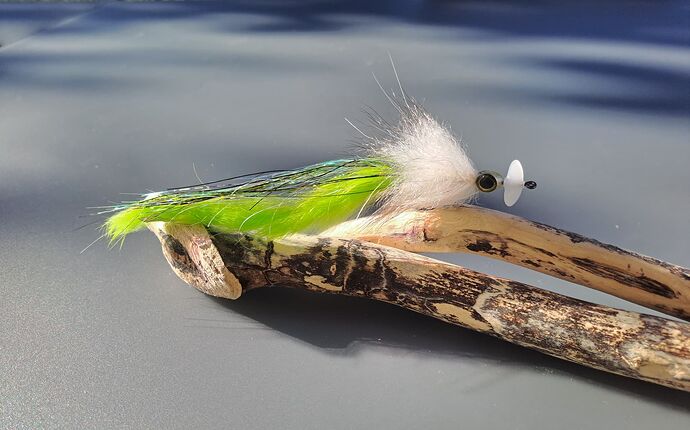 Streamer Lapin Chartreuse tête blanche